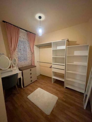 a small bedroom with a sink and a mirror at Confort Apartament in Floreşti