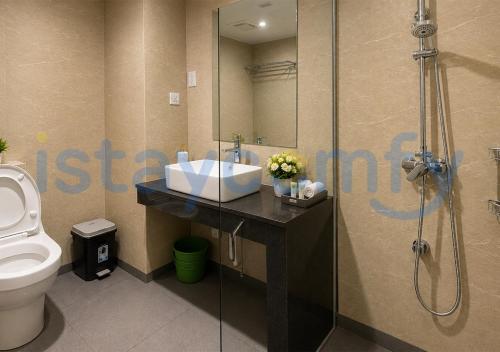 a bathroom with a sink and a shower and a toilet at Studio Aston Residence 0306 City View in Nagoya