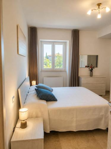 a bedroom with a large bed and a window at B&B da Cencia in Monte San Biagio