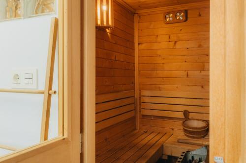 a wooden sauna with a bucket in it at La Casona Beach House in Valencia