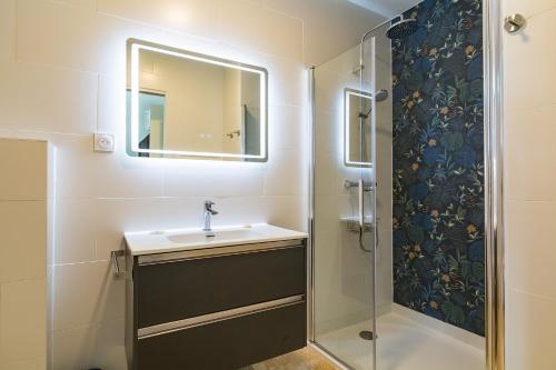 a bathroom with a sink and a shower at Le Beauregard - Piscine in Beauregard-Baret