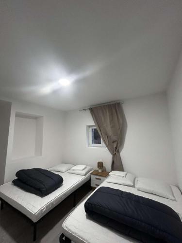 a bedroom with two beds and a ceiling at appartement 4 pers,tout confort, randonnée, vélo, nature, visite in Laveissière