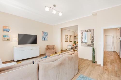 Santa Croce Penthouse, 2 Bedrooms with a View of the Basilica