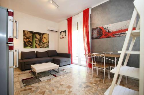 Red Touch Flat - Design & San Siro