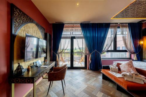 a bedroom with a bed and a desk in a room at Le Marrakech Boutique Hotel in Kleinblittersdorf