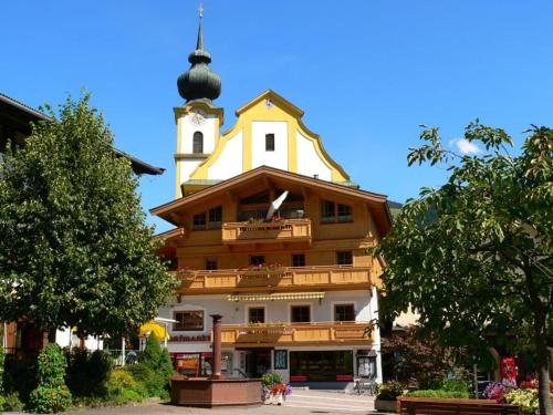 a building with a clock tower on top of it at Dorfappartements Söll in Söll