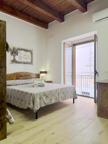 a bedroom with a bed and a large window at Vin e Turn in Diamante
