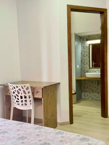 a room with a desk with a chair and a mirror at Vin e Turn in Diamante