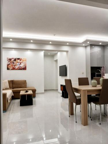 Lithos an Elegant apartment with private garden