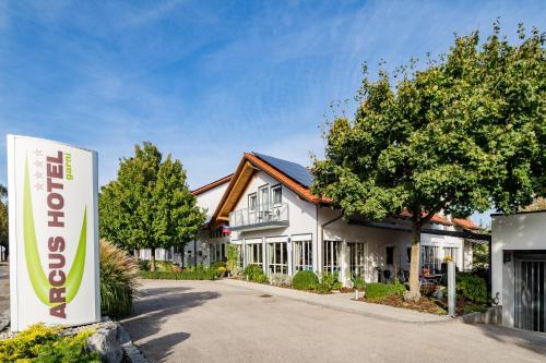 a building with a sign in front of it at Arcus Hotel München Messe in Feldkirchen