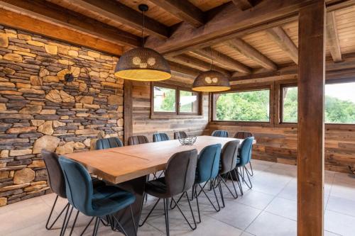 Chalet Atlas Hot Tub Sauna & 500m from the Slopes