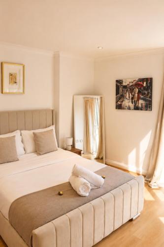 a bedroom with a large white bed in a room at Luxury Flat close to City Centre & Docks in Southampton