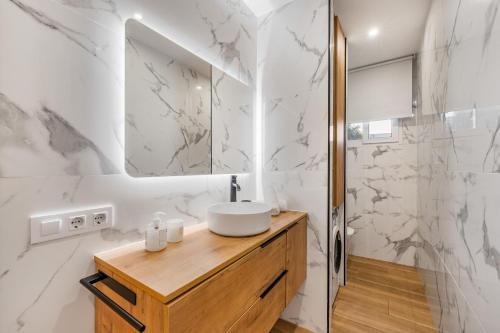 a bathroom with a sink and a mirror at Loft luxury Mirador in Cádiz