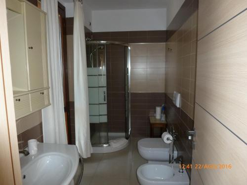baño con 2 lavabos, ducha y 2 aseos en Sogno di mare, en Pula