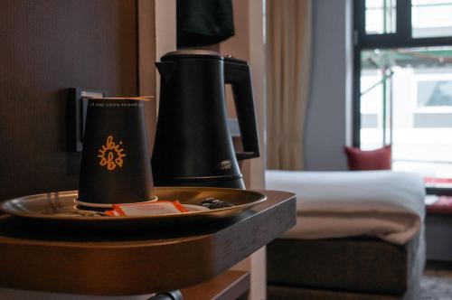 a hotel room with a coffee maker and a bed at gambino hotel GOETHE26 in Munich
