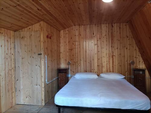 Llit o llits en una habitació de Hotel dei Pini