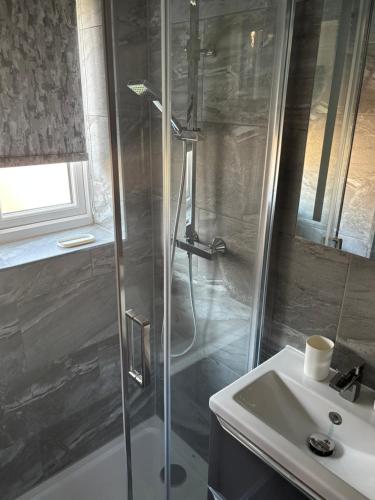 ein Badezimmer mit Dusche und Waschbecken in der Unterkunft awesome studio flat in Welling