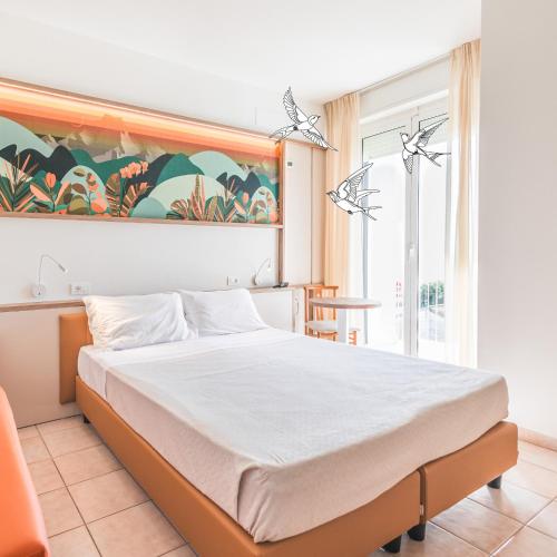 una camera da letto con un letto e una grande finestra di Hotel Florence a Marotta