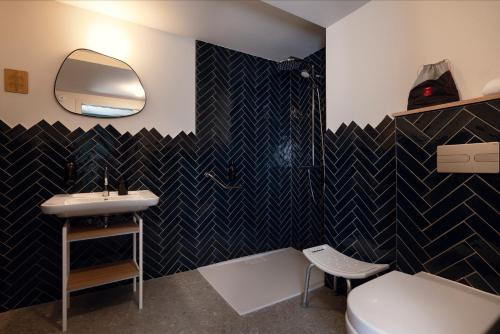 a bathroom with a sink and a mirror at Hôtel Restaurant la Couronne in Chamonix