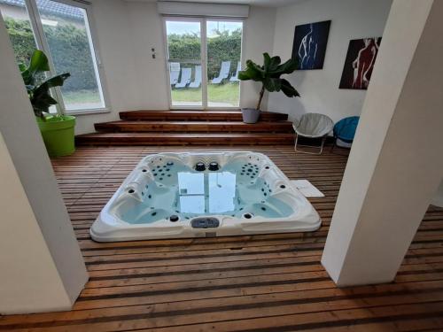 a jacuzzi tub in the middle of a room at L'Aquarium Attigneville in Attignéville