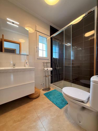a bathroom with a shower and a toilet and a sink at Villa Roja in Bigastro
