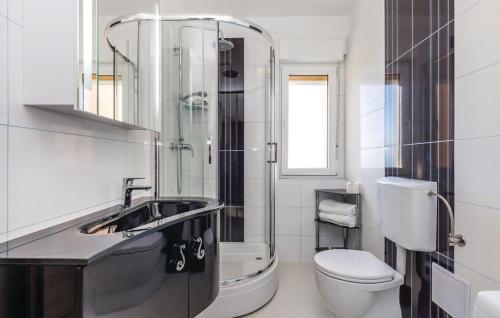 uma casa de banho branca com um WC e um lavatório em Jane Apartment em Opatija