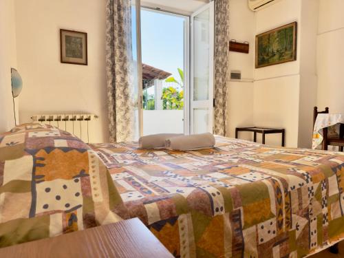 a bedroom with a bed and a window at Hotel Villa Fiorentina in Casamicciola Terme