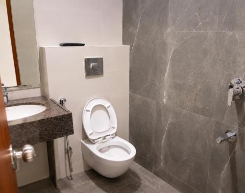a bathroom with a toilet and a sink at Hotel bhawani palace Pipalkoti in Pīpalkoti