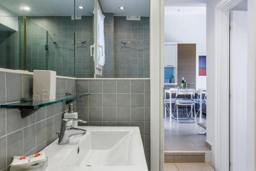 a bathroom with a sink and a mirror at Elies Houses in Agnontas