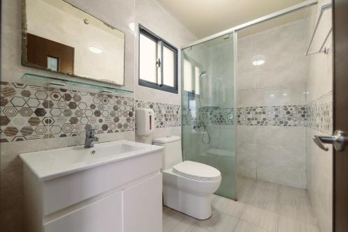a bathroom with a toilet and a sink and a shower at 澎湖青翠民宿 in Magong