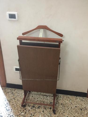 an old brown cabinet sitting in the corner of a room at Due Papi in Savona