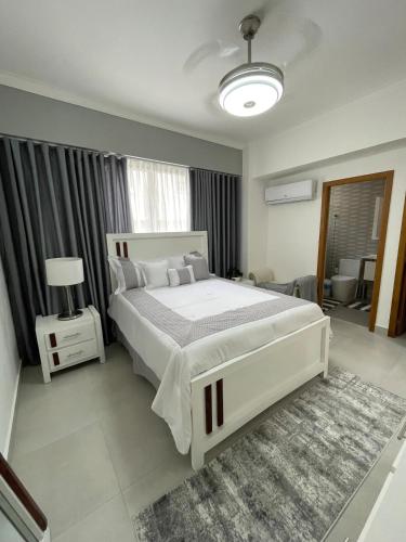 a bedroom with a large white bed in a room at Furnished two-bedroom apartment DN in Solorín