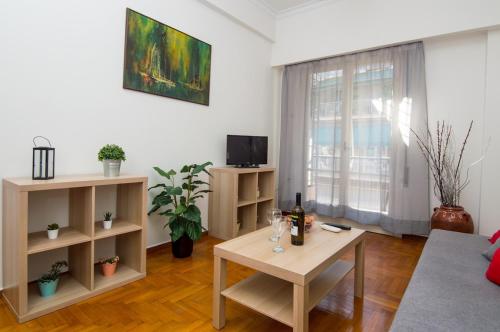 Sunny 1bd apartment just 1minute to Acropolis