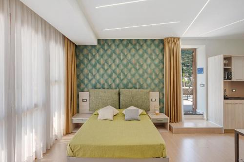 ein Schlafzimmer mit einem großen Bett und einer gelben Decke in der Unterkunft Sunshine Apartment in Pimonte