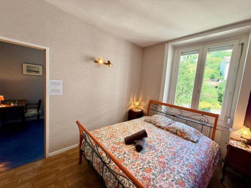 a bedroom with a bed and a window at L'intemporel Chez Mémé - Centre - Saint Etienne in Saint-Étienne