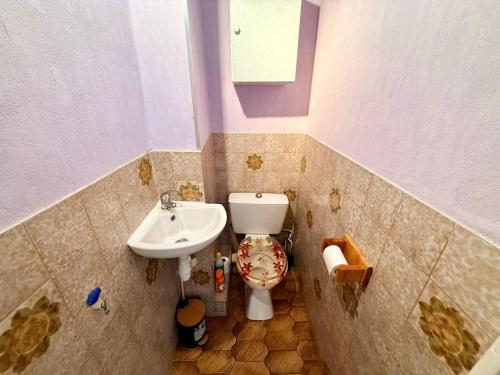 a bathroom with a toilet and a sink at L'intemporel Chez Mémé - Centre - Saint Etienne in Saint-Étienne