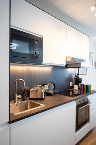 Bright Newly Renovated Apartment with Balcony - Special WHITE RABBIT 21 Apartment, Basel, up to 6 guests