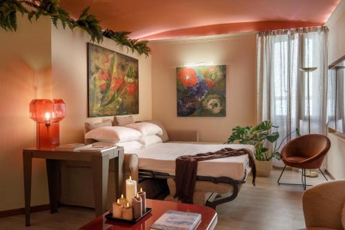 Spanish Steps Art Gallery- Roma