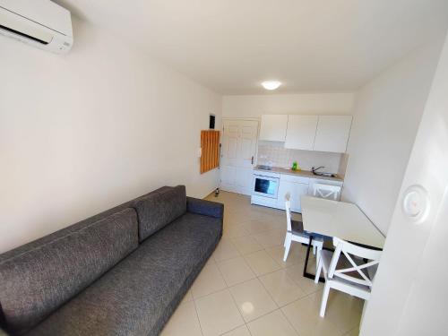 CC Shabay Apartment near Beach