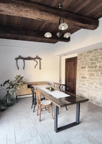 a dining room with a table and chairs at Èlpari Bed&Breakfast in Montelparo