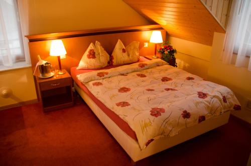 1 dormitorio con 1 cama, 2 lámparas y ventana en Auberge Communale à l'Union, en Gilly