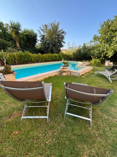 La campagne en ville piscine, jardins et 2 chambres tout confort