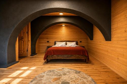 a bedroom with a bed in a wooden wall at Anka Köy Evi in Çamlıhemşin