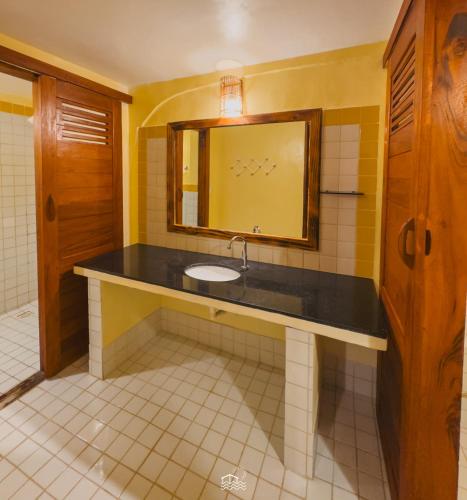 a bathroom with a sink and a mirror at Pousada Casa Canto das Águas in Icaraí