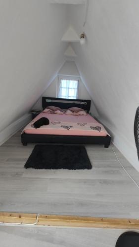 a bedroom with a bed in a attic at Denkmal Rhens in Rhens
