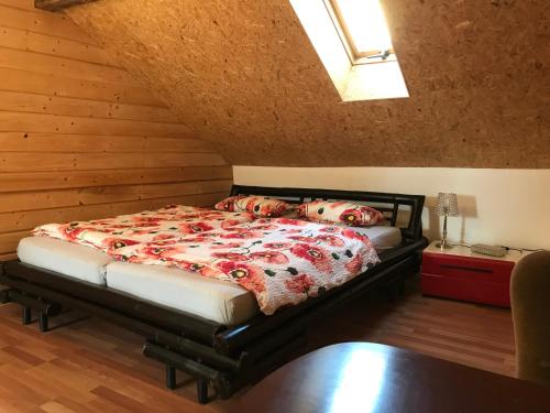 a bedroom with a bed in a wooden room at Käpt`n Jensens Kajüte in Meißen