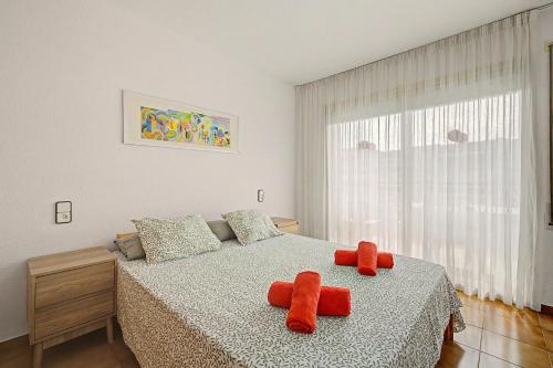 a bedroom with a bed with two stuffed animals on it at Apartmento CT3 in Salou