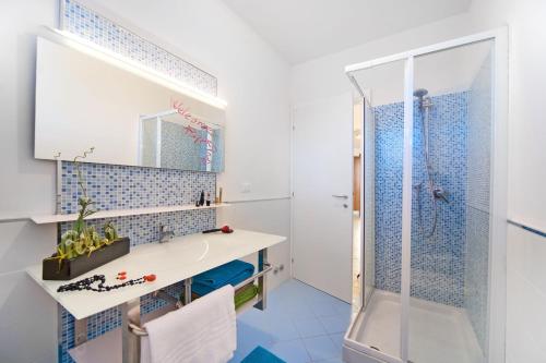 ein Bad mit einem Waschbecken und einer Dusche in der Unterkunft Piper Residence in Puntone di Scarlino