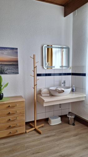 a bathroom with a sink and a mirror at Hotel Restaurant Zur Eisernen Hand in Viersen
