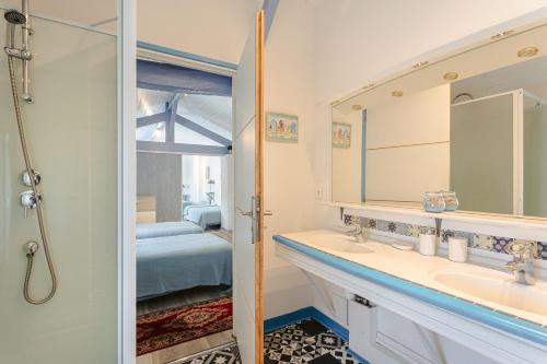 a bathroom with a sink and a mirror at Gite de l'Ocean in Genouillé